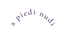 a piedi nudi